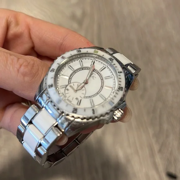 Guess - Picture 3 of 6